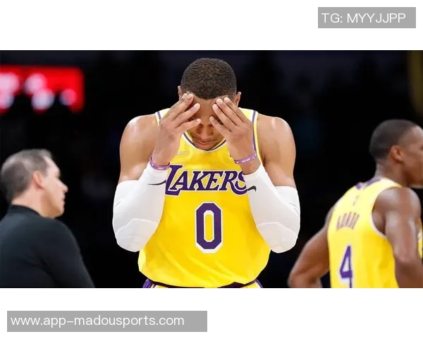 尽管努力拼搏戴维斯全场独得26分11篮板却难阻球队失利