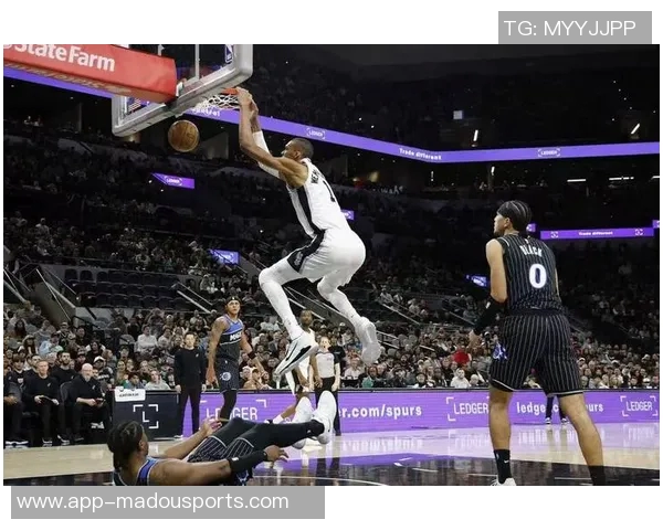 文班亚马全能表现震撼全场25分8板2助4断5帽助队取胜